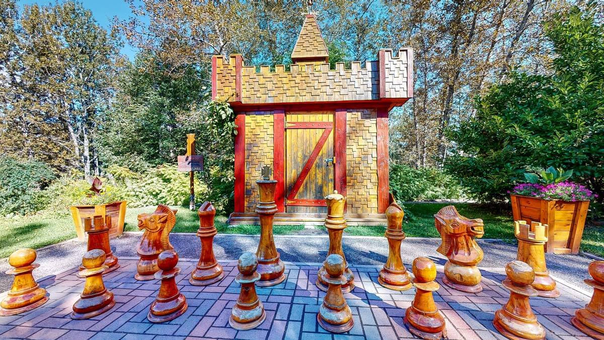 Giant chess set, Les Jardins de Doris