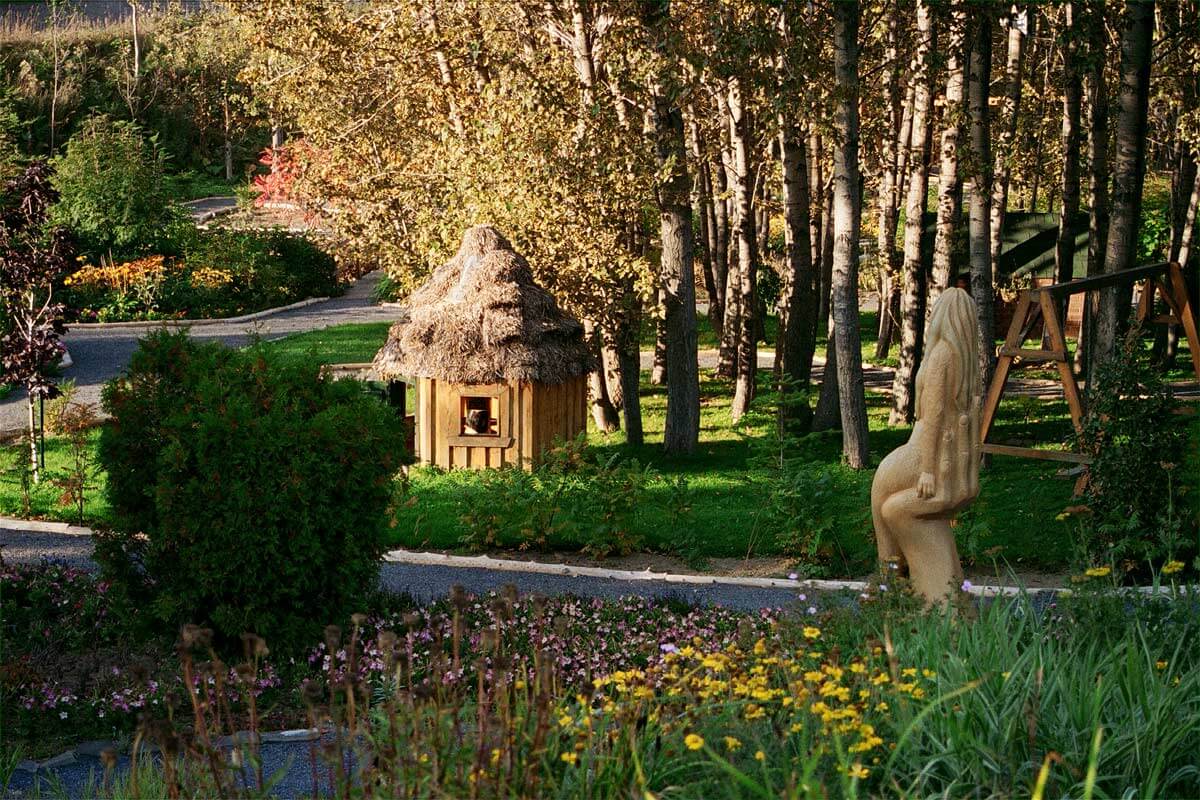 Maisonnette pour enfants rappelant la maison en paille du conte des trois petits cochons.