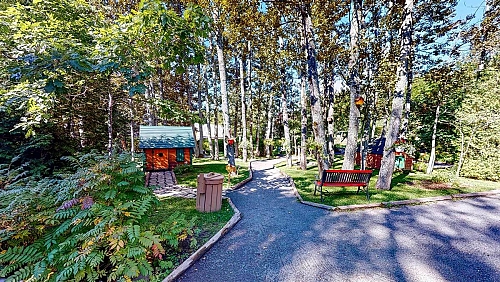 Sentier menant les visiteurs dans la section où se trouvent les maisons inspirées du conte des trois petits cochons.