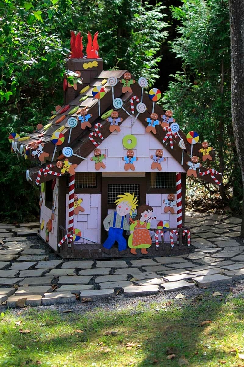 Maisonnette pour enfants rappelant le conte d’Hansel et Gretel.