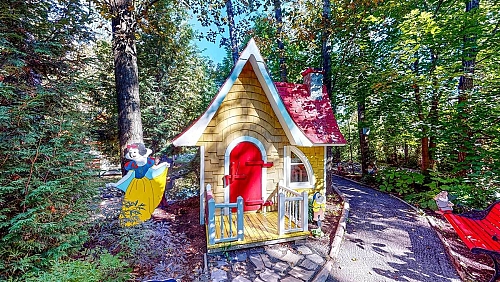Maisonnette pour enfants rappelant le conte de Blanche Neige et les 7 nains.