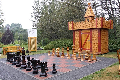 Jeux d’échec grandeur humaine à jouer lors d’une visite aux Jardins de Doris