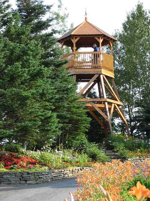 : Une tour d’observation construite en bois surplombant le site des Jardins de Doris.